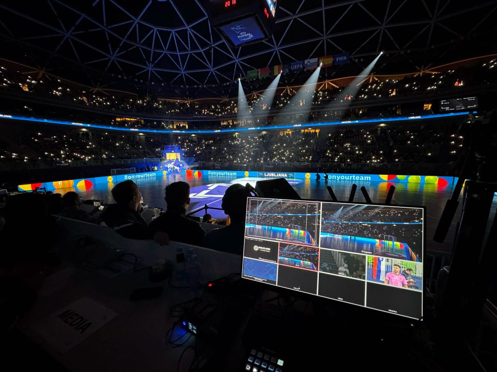 Pogled iz produkcijske režije na polne tribune dvorane z lučkami na Evropskem prvenstvu v futsalu 2026.