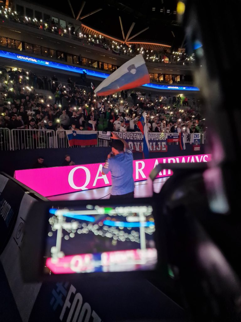 Snemalec z brezžično kamero FE Studio snema MC Davida med animacijo navijačev v Stožicah.