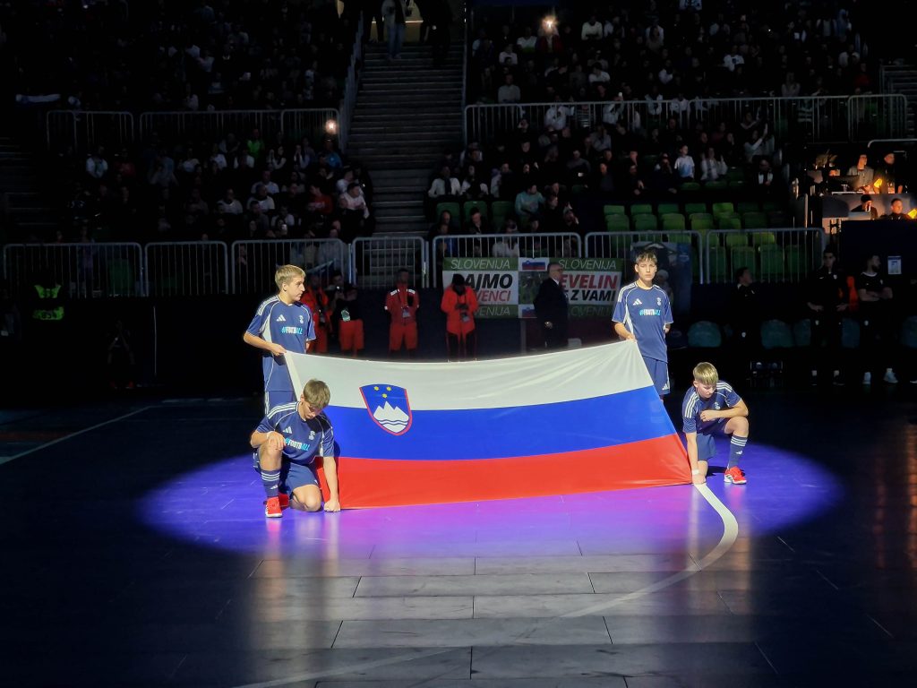 Velika slovenska zastava na igrišču pred začetkom tekme slovenske futsal reprezentance.